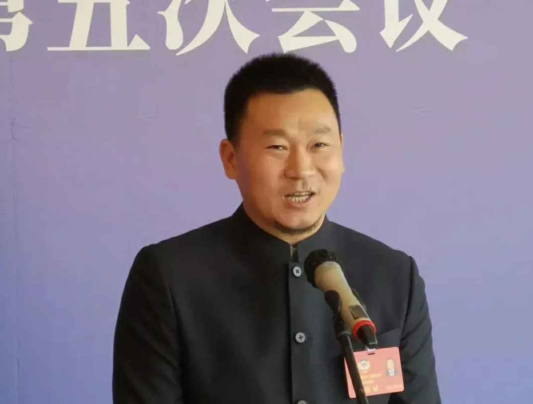 为进一步展示市政协团结、民主、开放、自信的形象，向市民和网友展示政协委员的履职风采，中山市政协十二届五次会议在2月4日上午开幕前开设“委员通道”，市政协委员、开云网页版·官方版在线登入-开云(中国)公司总经理陈朝阳走进“委员通道”，回应社会关切的问题。他就如何做好城市应急管理规划的问题进行发言，并回答记者提问。.jpg